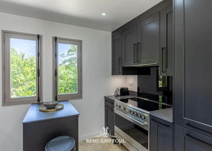 Villa Eva Stunning With Garden Sleeps 10 *